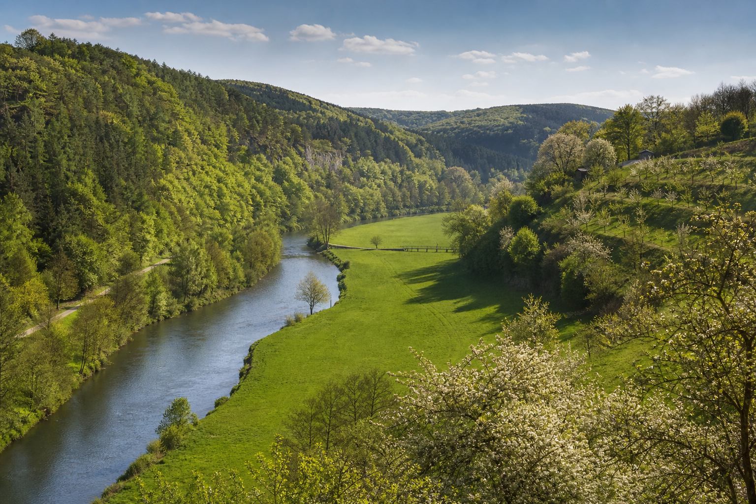 Flussschleife und Obsthänge in der Fränkischen Schweiz